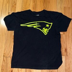 NFL team apparel New England Patriots men’s large in black with neon yellow logo